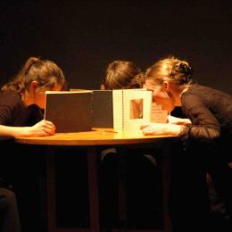 Maud Kaufmann, Marie Pavlus, Béatrice Bulot dans L'indiscrète (Photo : Claude Saint-Pol) 
