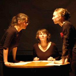 Maud Kaufmann, Marie Pavlus, Béatrice Bulot dans L'indiscrète (Photo : Claude Saint-Pol) 